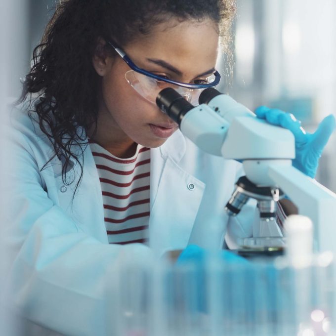 young professional microscoop vrouw