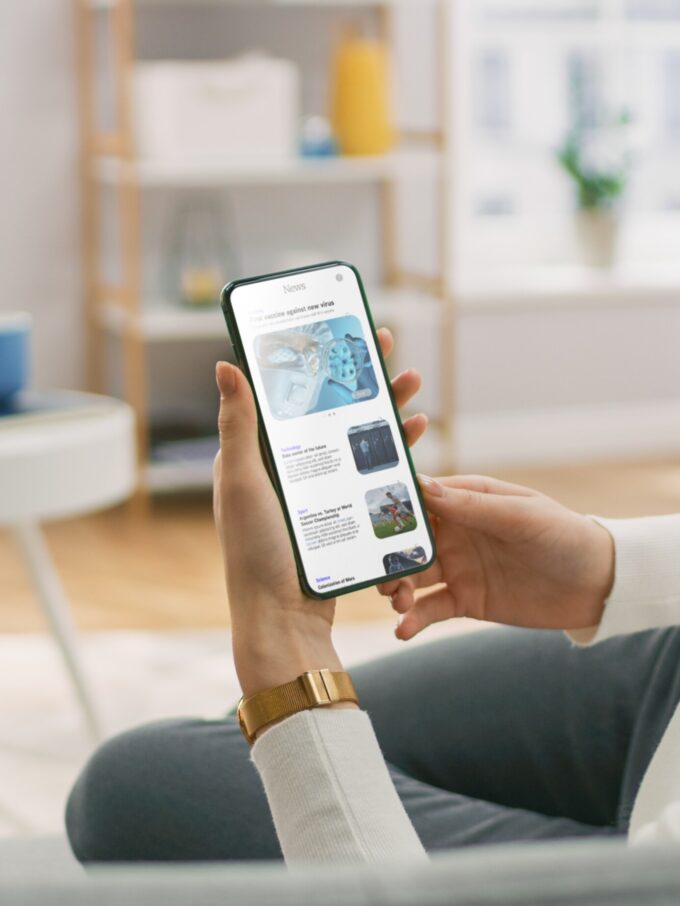 Vrouw leest het nieuws in haar mobiel